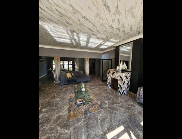 7 BEDROOM HOUSE FOR SALE IN RASLOUW